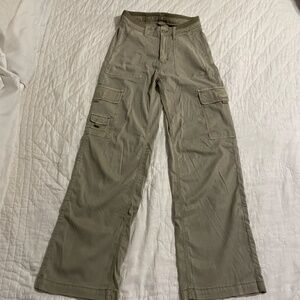 American Eagle cargo green trousers in 00